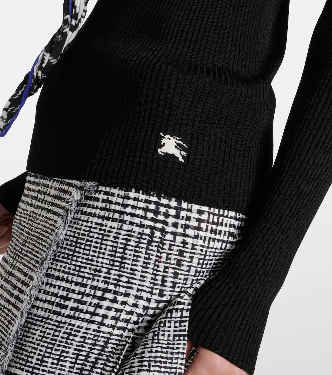 Burberry - سترة محبوكة مضلعة بتفاصيل وشاح