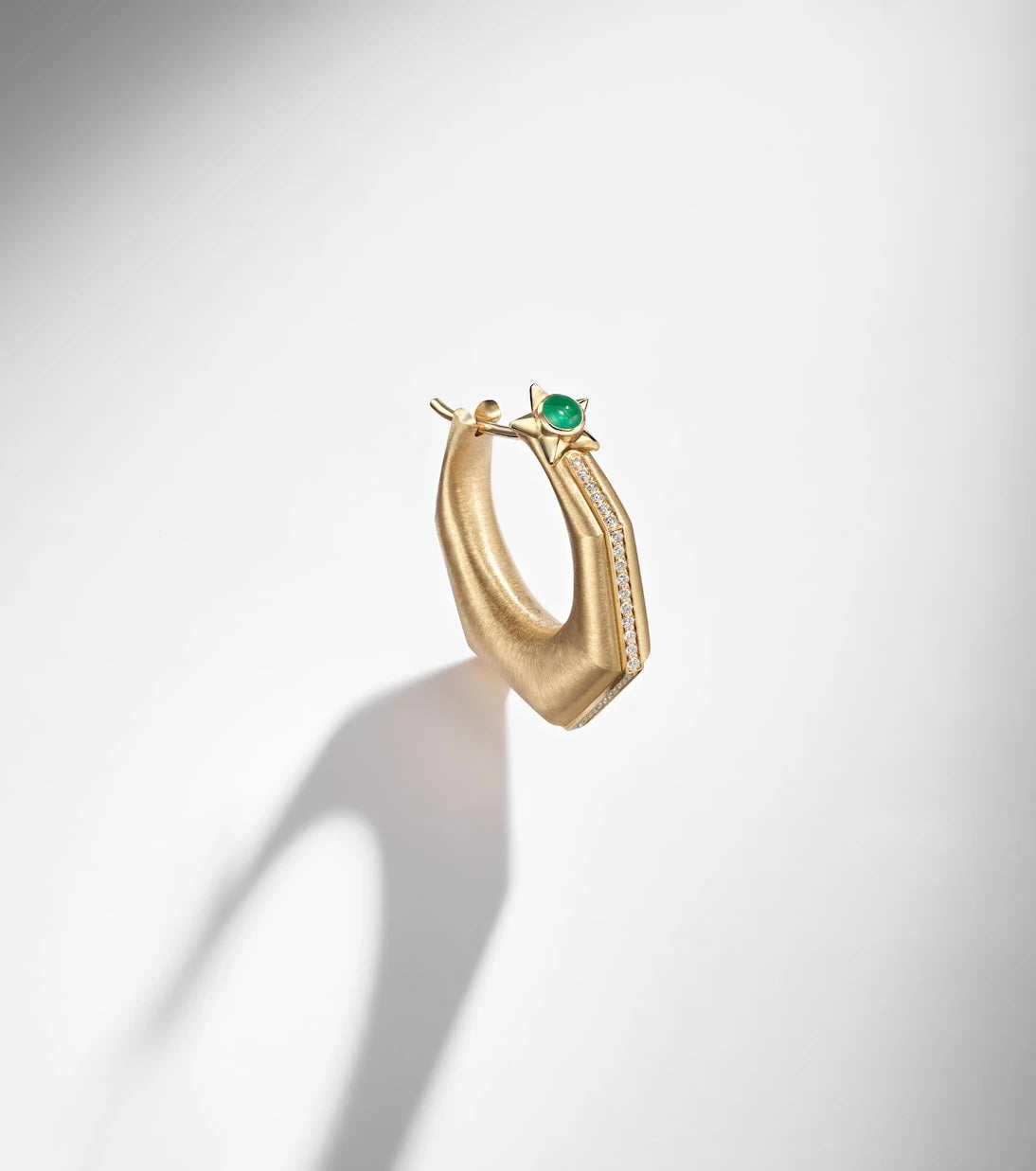 Marie Lichtenberg - Baba Large 18kt gold single earring with diamonds and emerald
