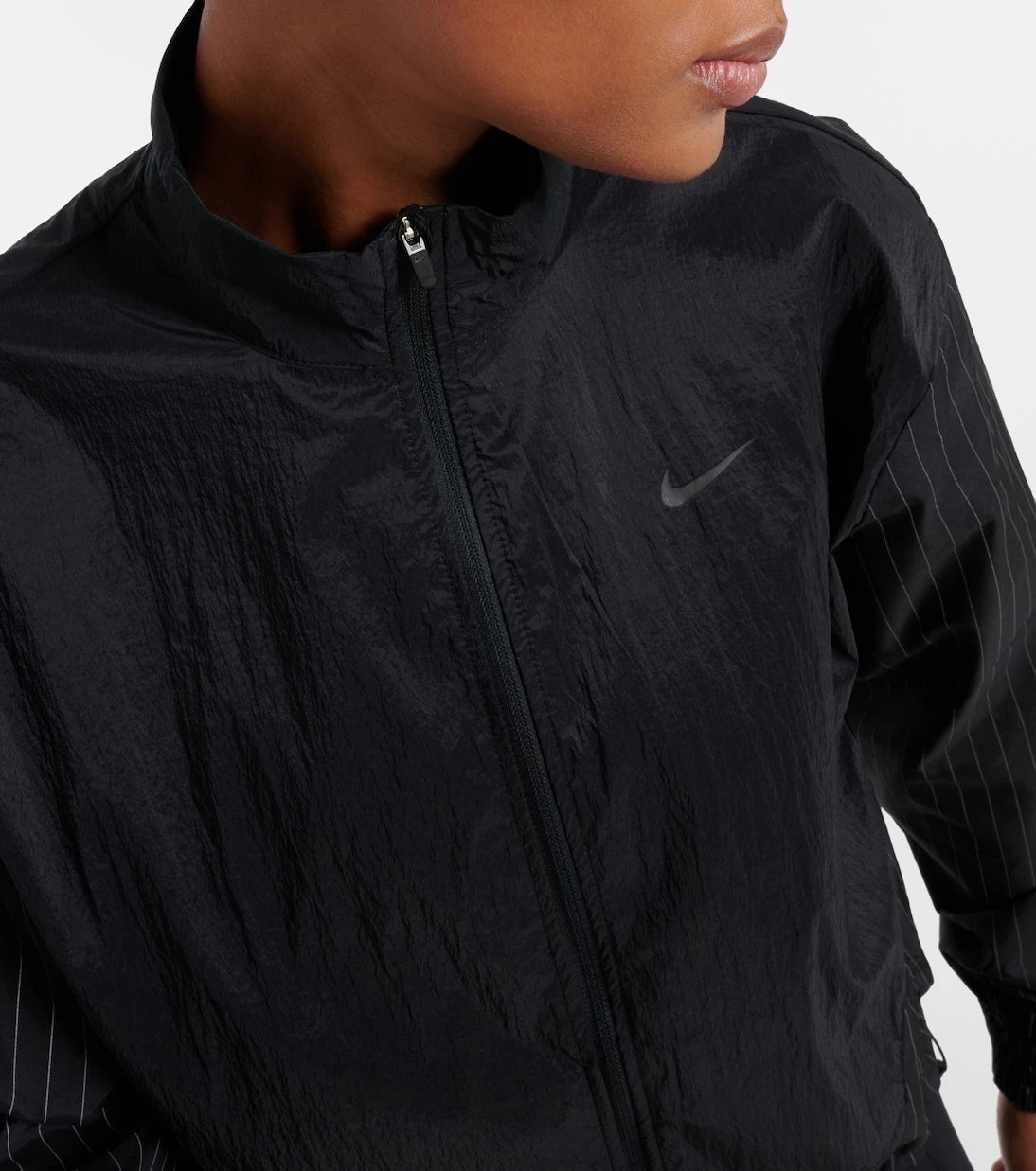 Nike - جاكيت رياضي بخطوط رفيعة وألواح متعددة
