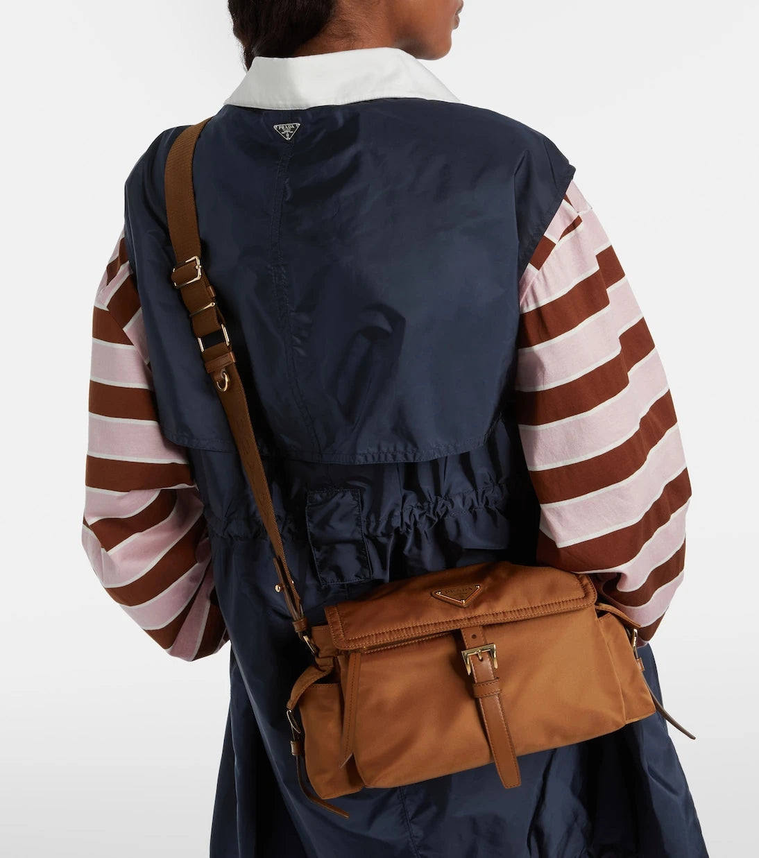 Prada - حقيبة كتف Prada Explore المتوسطة من Re-Nylon