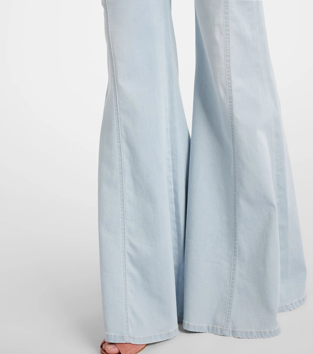بنطلون جينز بخصر عالٍ وقصة واسعة من AG Jeans - إيبيزا