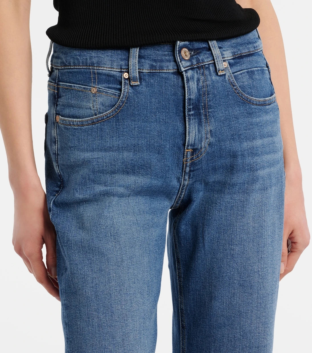 AG Jeans - بنطلون جينز فلورنس قصير بقصة مستقيمة
