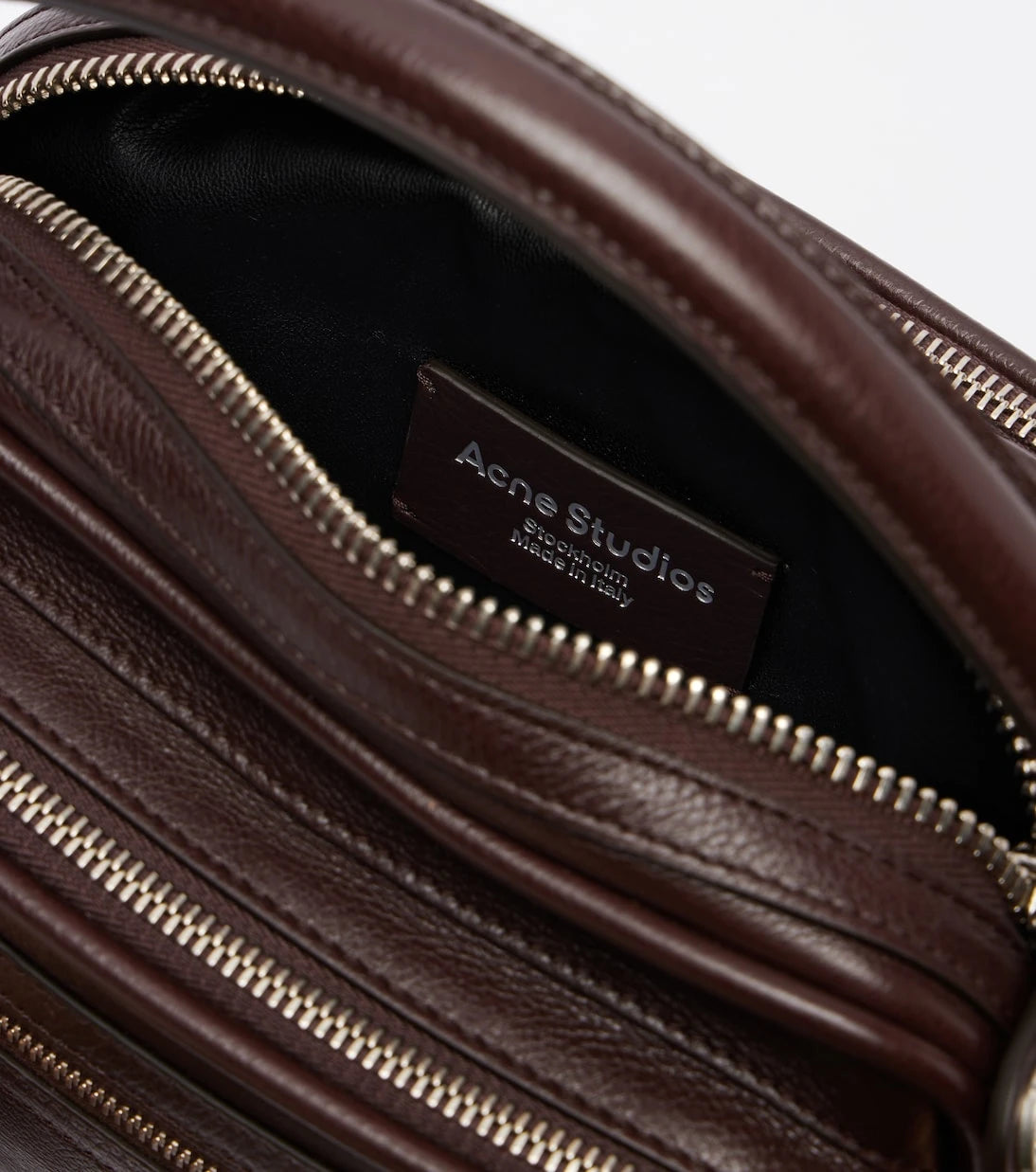 Acne Studios - حقيبة كاميرو كيت جلدية بمقبض علوي