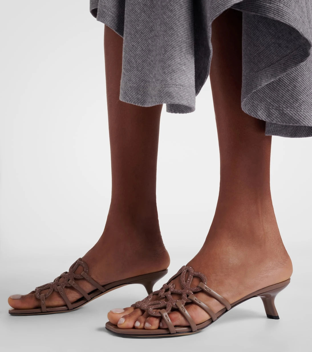Loewe - شبشب ميول من الجلد السويدي بزخرفة Petal Anagram