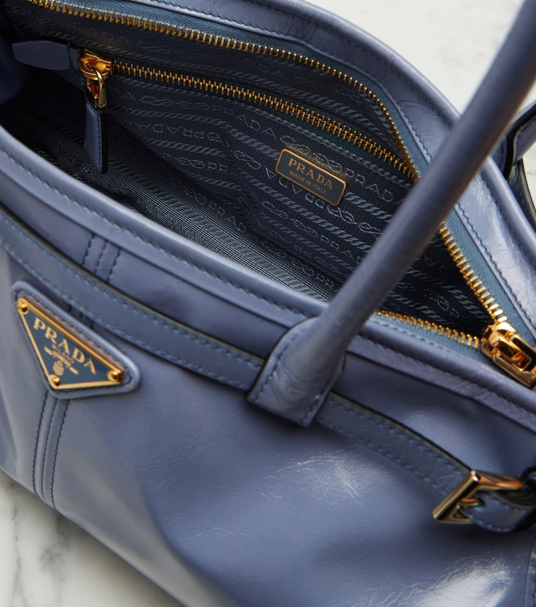 Prada - حقيبة كتف برادا بوني متوسطة من الجلد