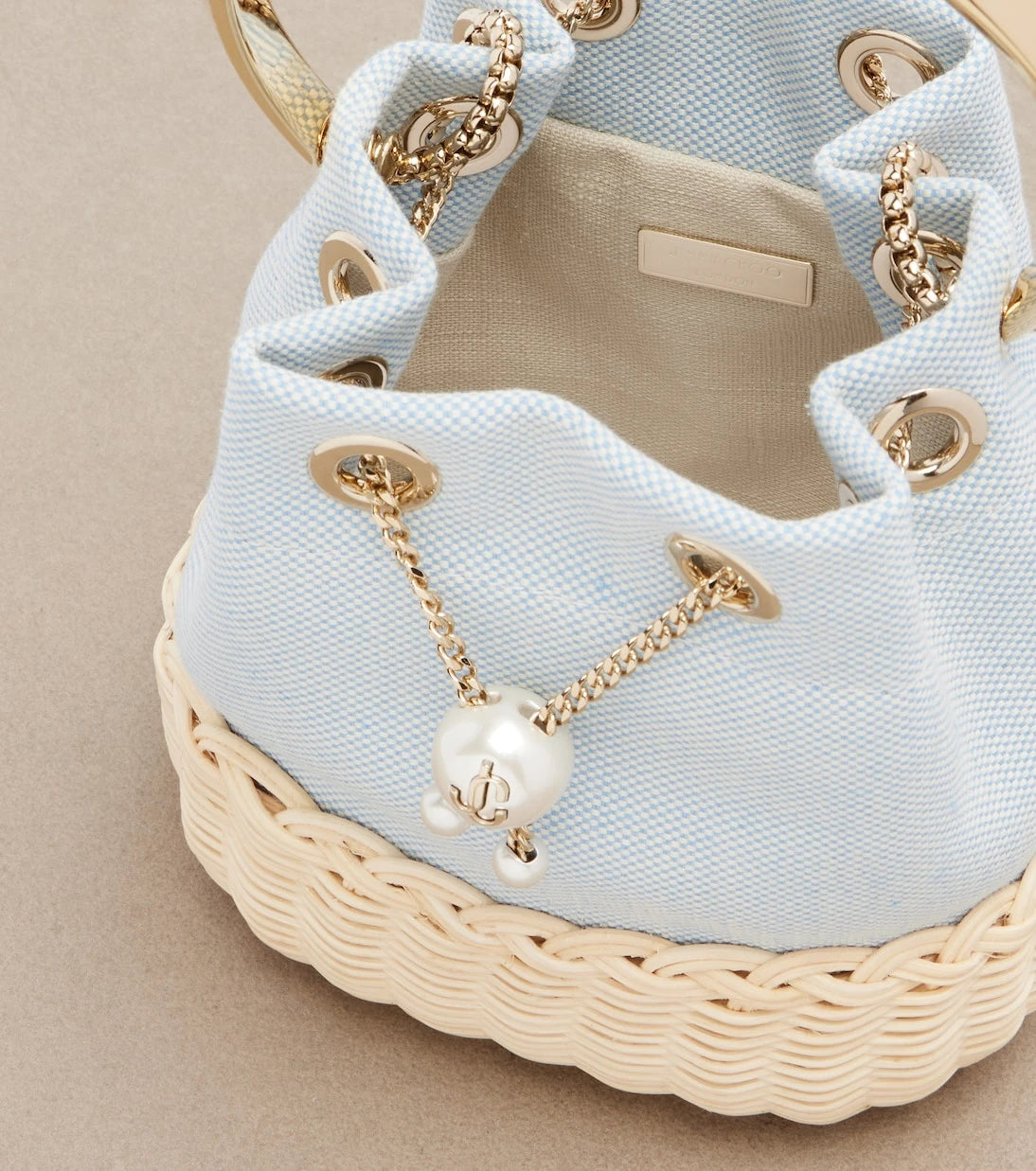 Jimmy Choo - حقيبة بون بون دلو صغيرة من الكانفاس والويكر