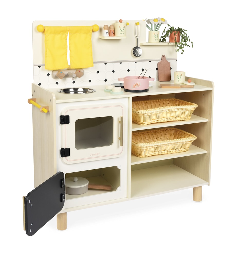 Large Well-Equipped Grandma's Kitchen