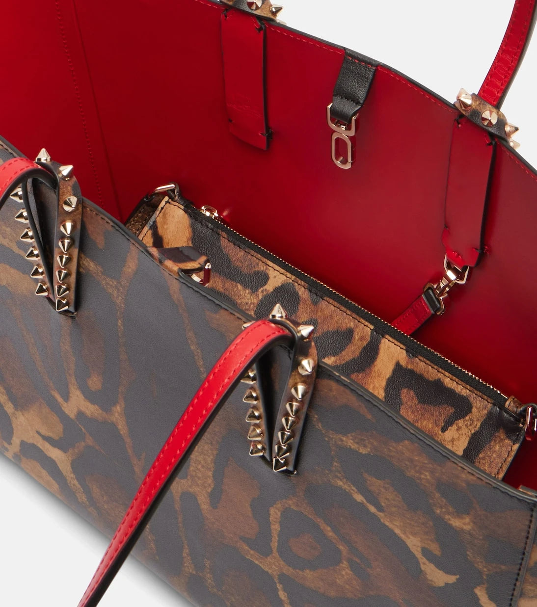 Christian Louboutin - حقيبة تسوق من الجلد بطبعة الفهد