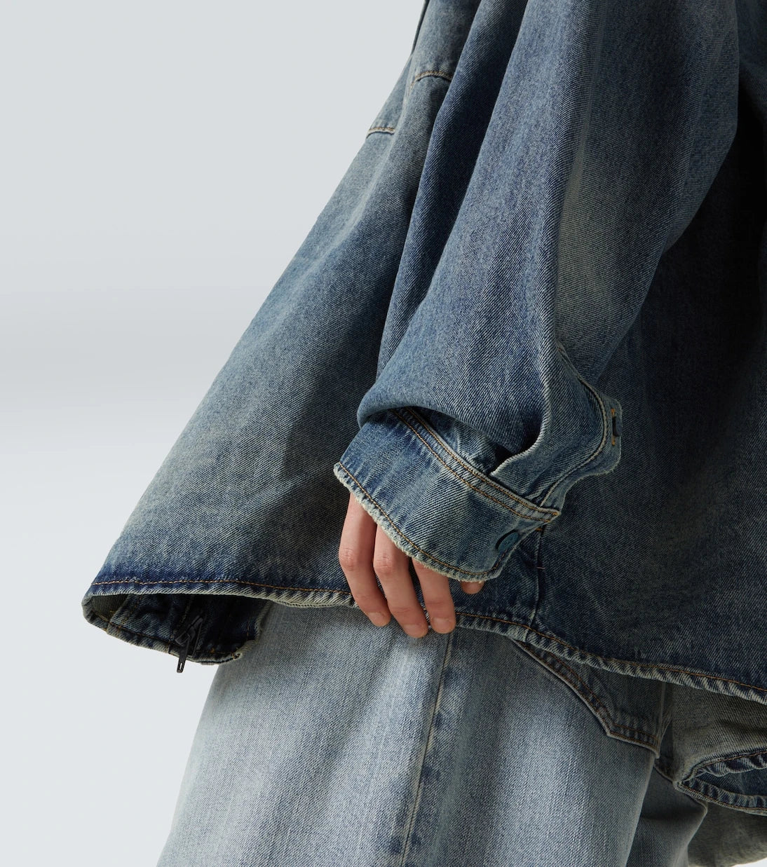 Balenciaga - قميص اوفرشيرت بغطاء للرأس من الدنيم