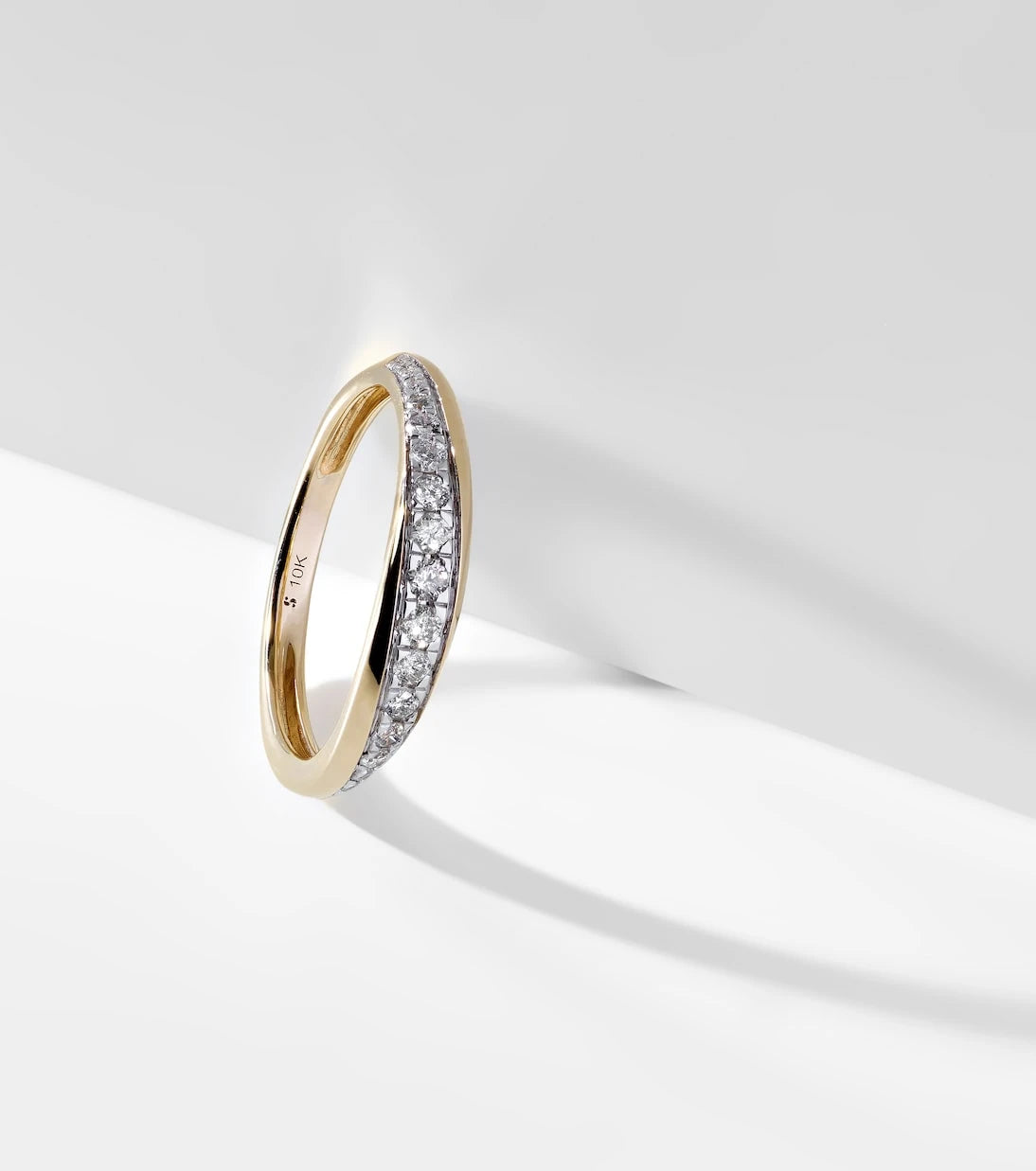 Stone and Strand - 10kt yellow gold ring with diamonds