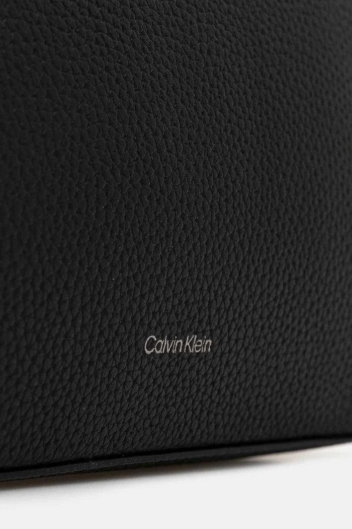 Кожена козметична чанта Calvin Klein