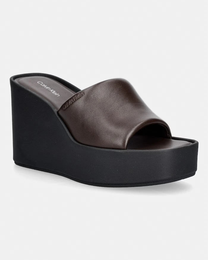 Calvin Klein eğimli platformlu kadın deri terlik WEDGE 70 SNDL MULE LTH