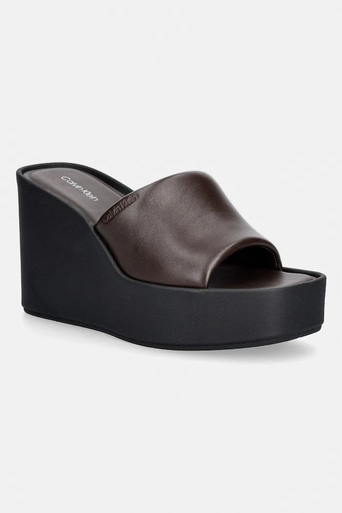 Calvin Klein eğimli platformlu kadın deri terlik WEDGE 70 SNDL MULE LTH