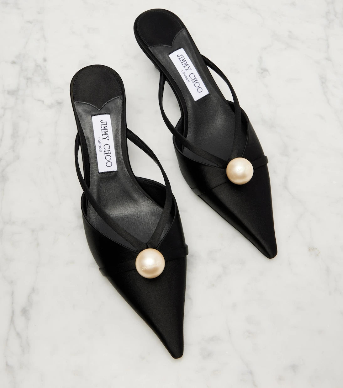 Jimmy Choo - حذاء سانا 50 المزين بالساتان بدون كعب