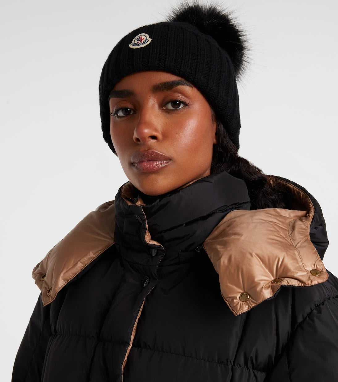 Moncler - قبعة صغيرة من الكشمير المخلوط والصوف المحبوك بنمط جديلة