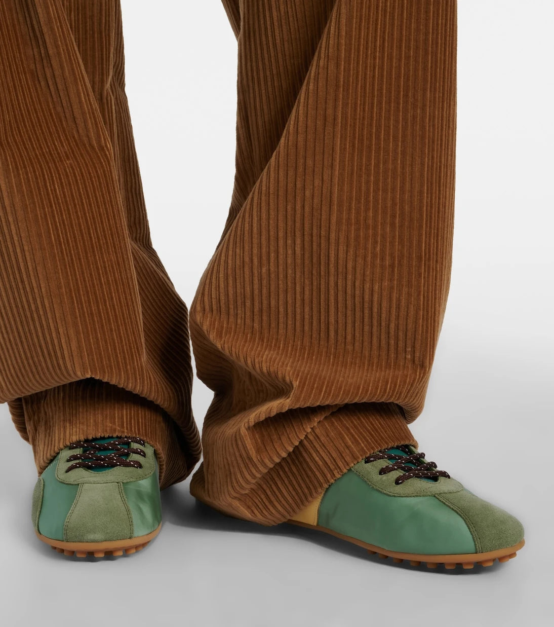 Tod's - حذاء رياضي كلاسيكي مزين بالشمواه