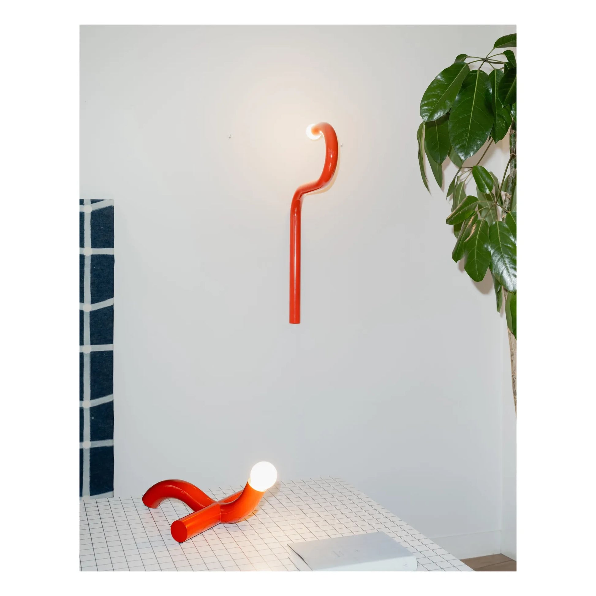 Valerie Objects - La Due table lamp | Red