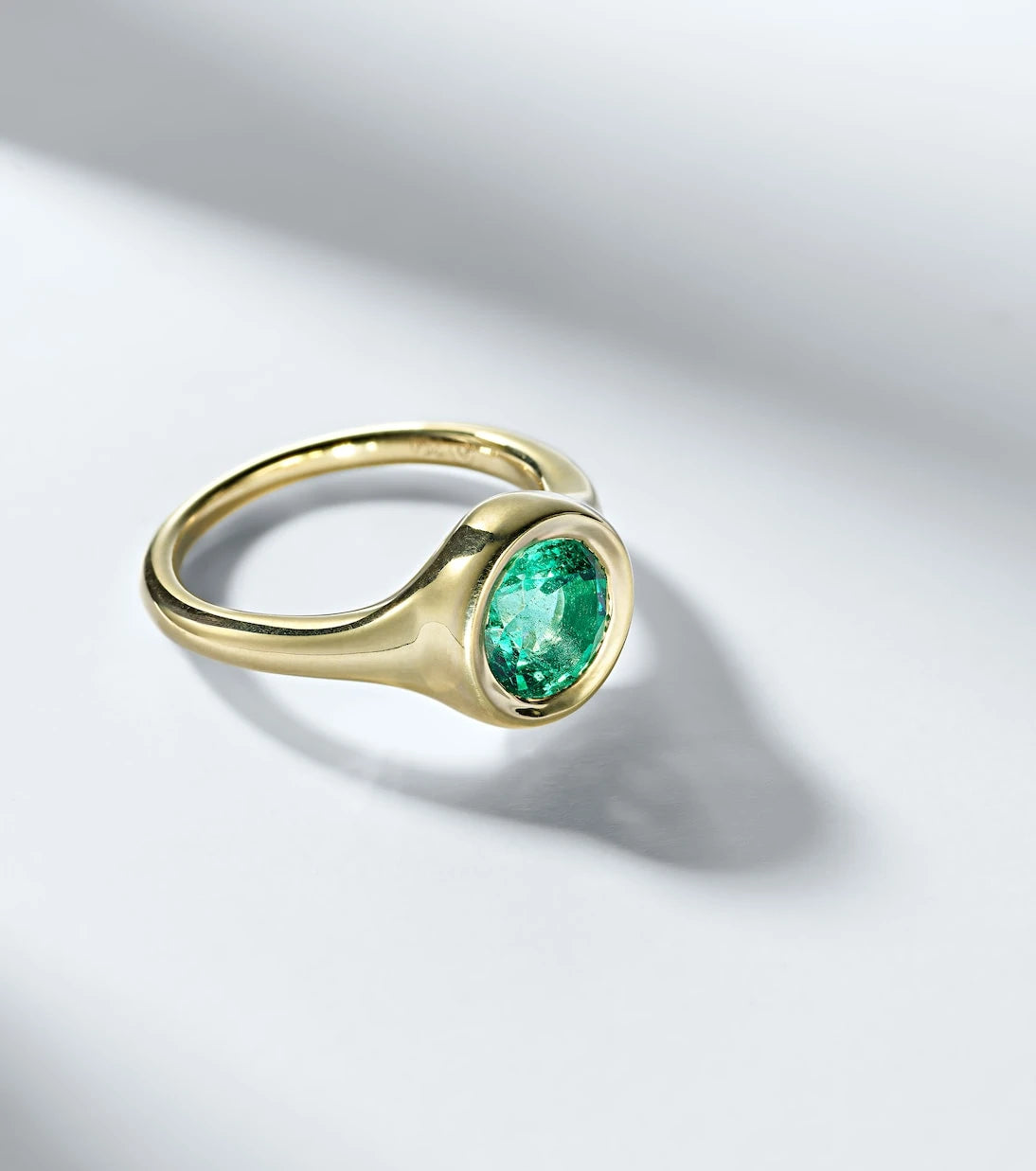 Octavia Elizabeth - Lenny 18kt gold ring with emerald
