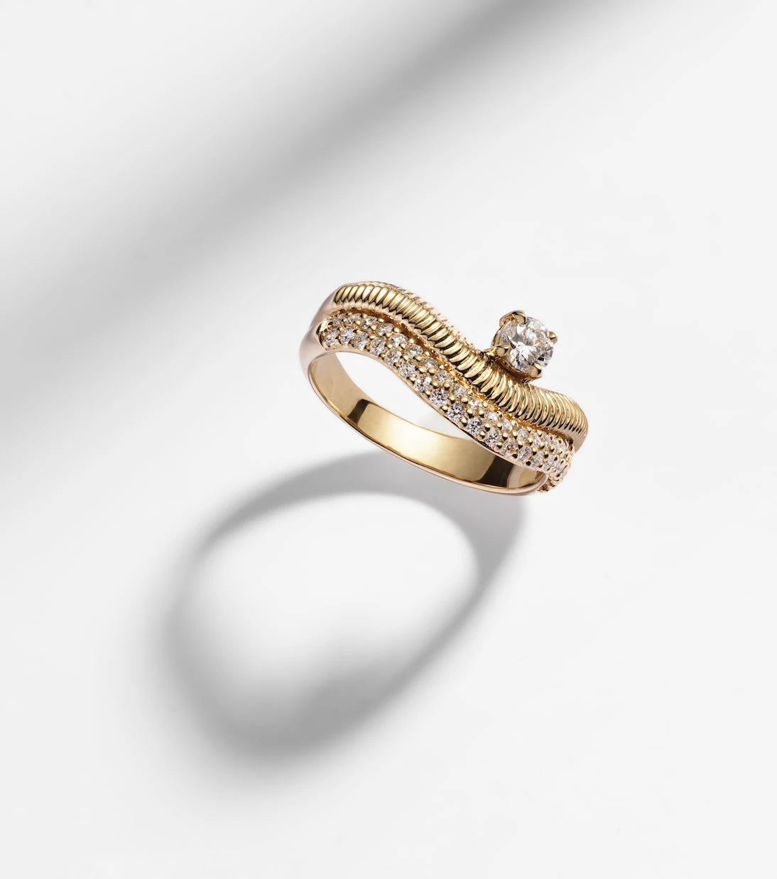 Stone and Strand - Anjelica 14kt gold ring with diamonds