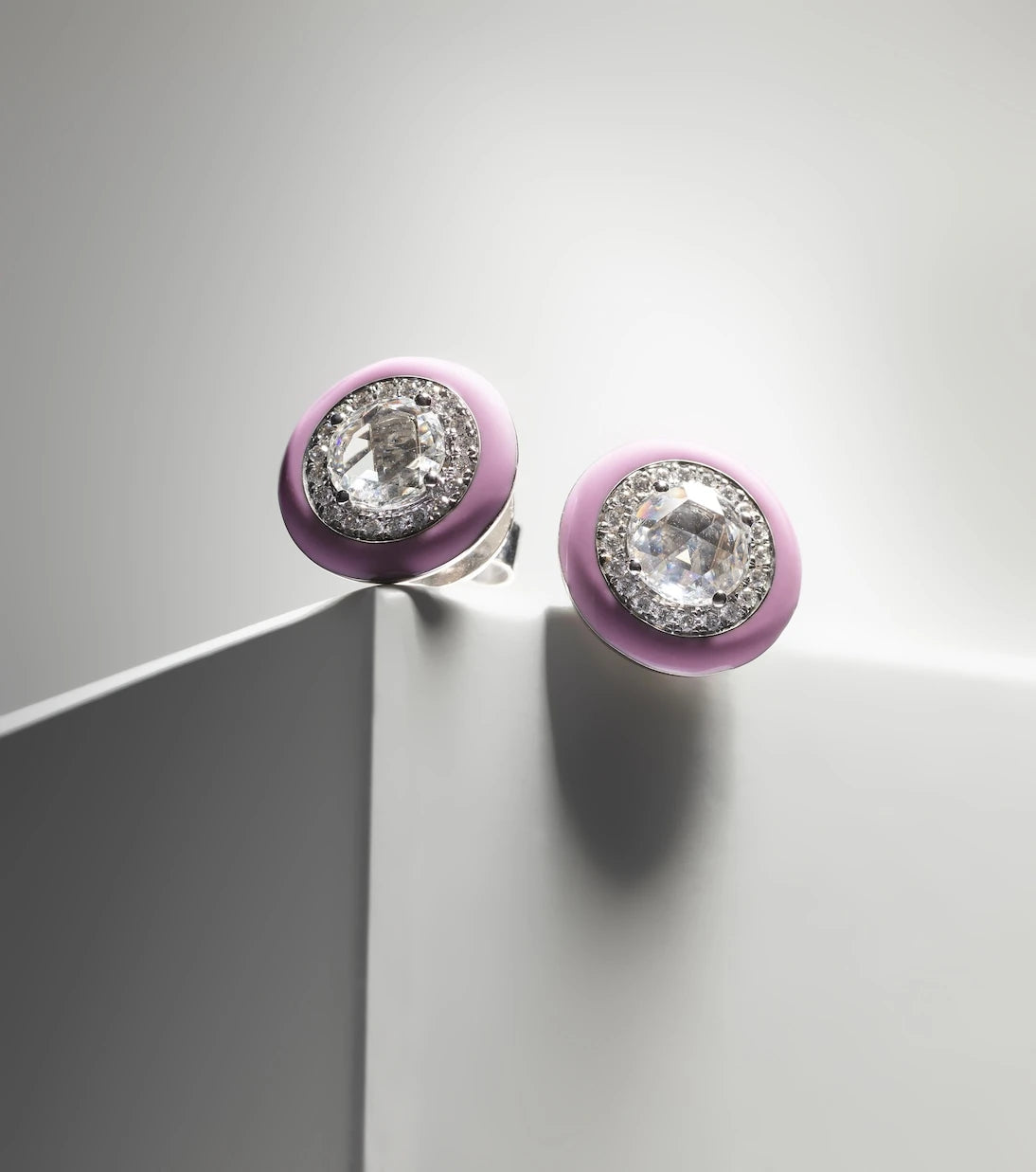 Kamyen - 18kt white gold earrings with diamonds