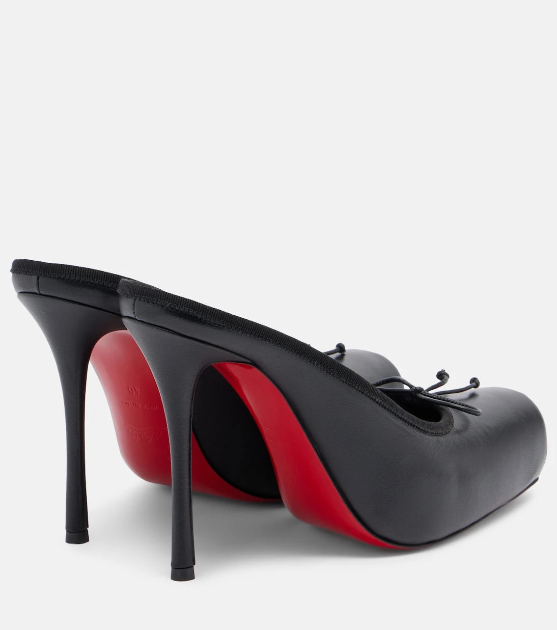 Christian Louboutin - حذاء كاسيا من الجلد بدون كعب