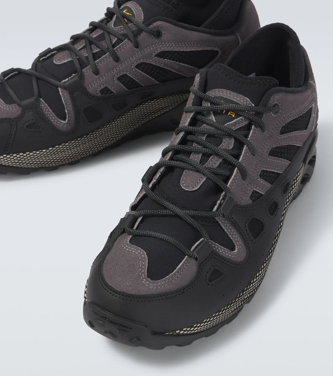 Nike - حذاء سنيكرز ACG Air Exploraid بحواف جلدية