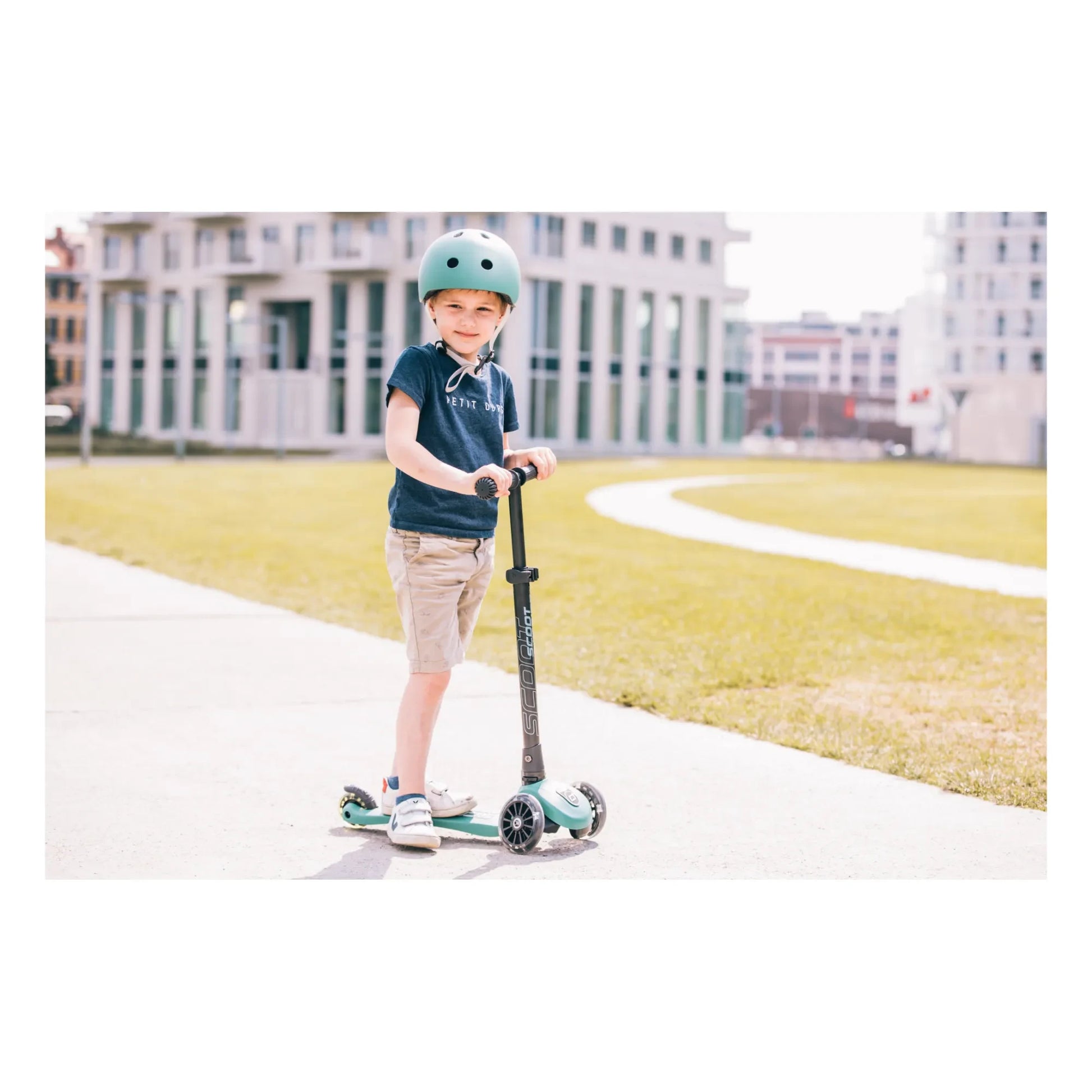 Scoot & Ride - Highwaykick 3 LED Scooter | Chrome green