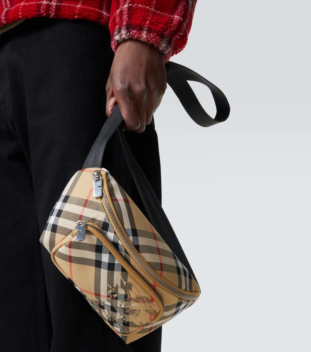 Burberry - حقيبة خصر مطرزة بنقشة مربعات بربري