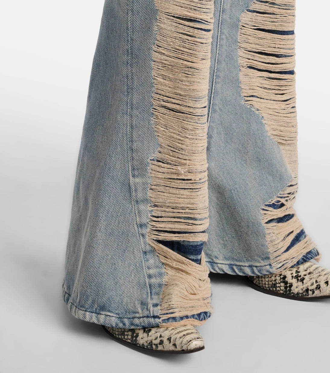 Acne Studios - بنطلون جينز بقصة البوت كت بخصر عالٍ وتأثير بالٍ
