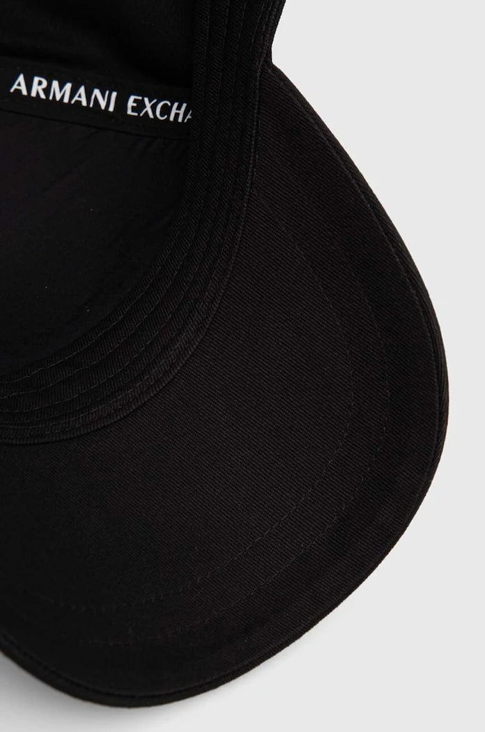 Памучна шапка с козирка Armani Exchange