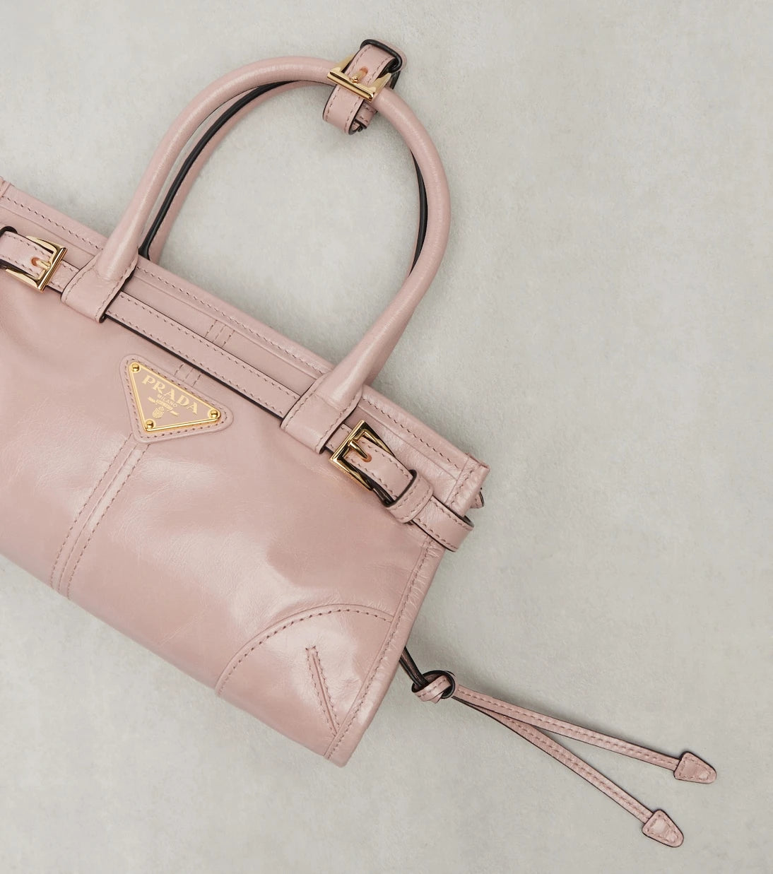 Prada - حقيبة برادا بوني ميني جلدية بمقبض علوي