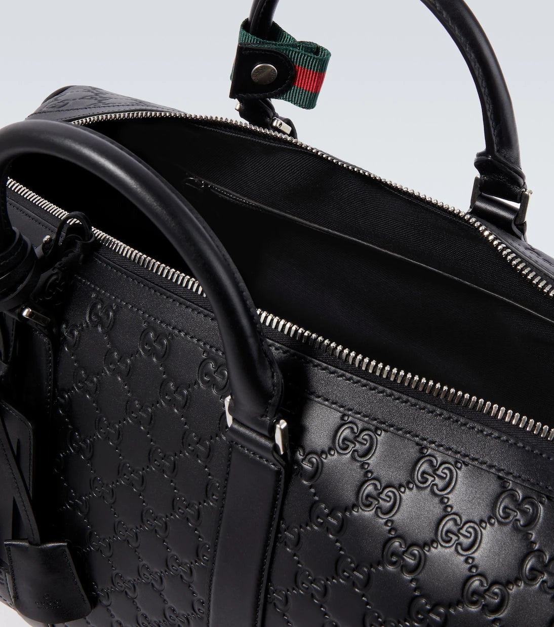 Gucci - حقيبة دافل متوسطة من الجلد بشعار GG