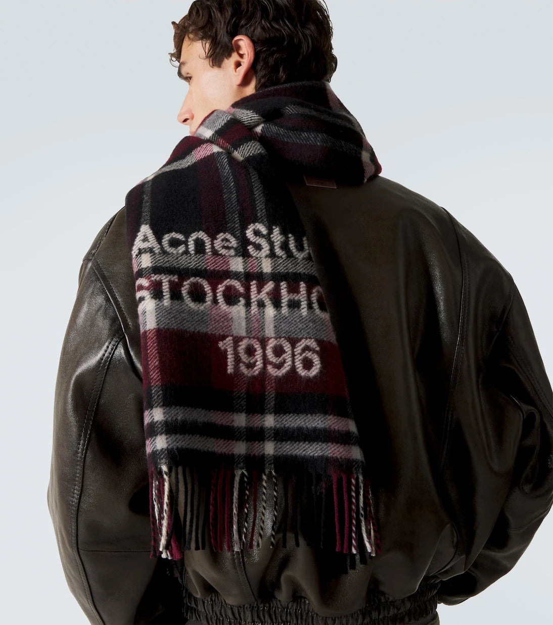 Acne Studios - وشاح صوف كاروهات بشراشيب وشعار العلامة التجارية