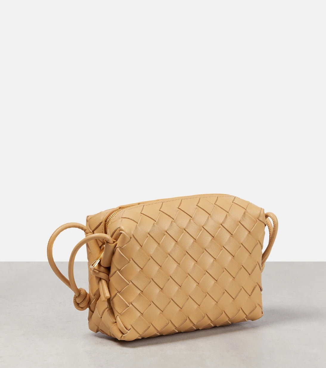 Bottega Veneta - حقيبة كاميرا Loop Mini من الجلد