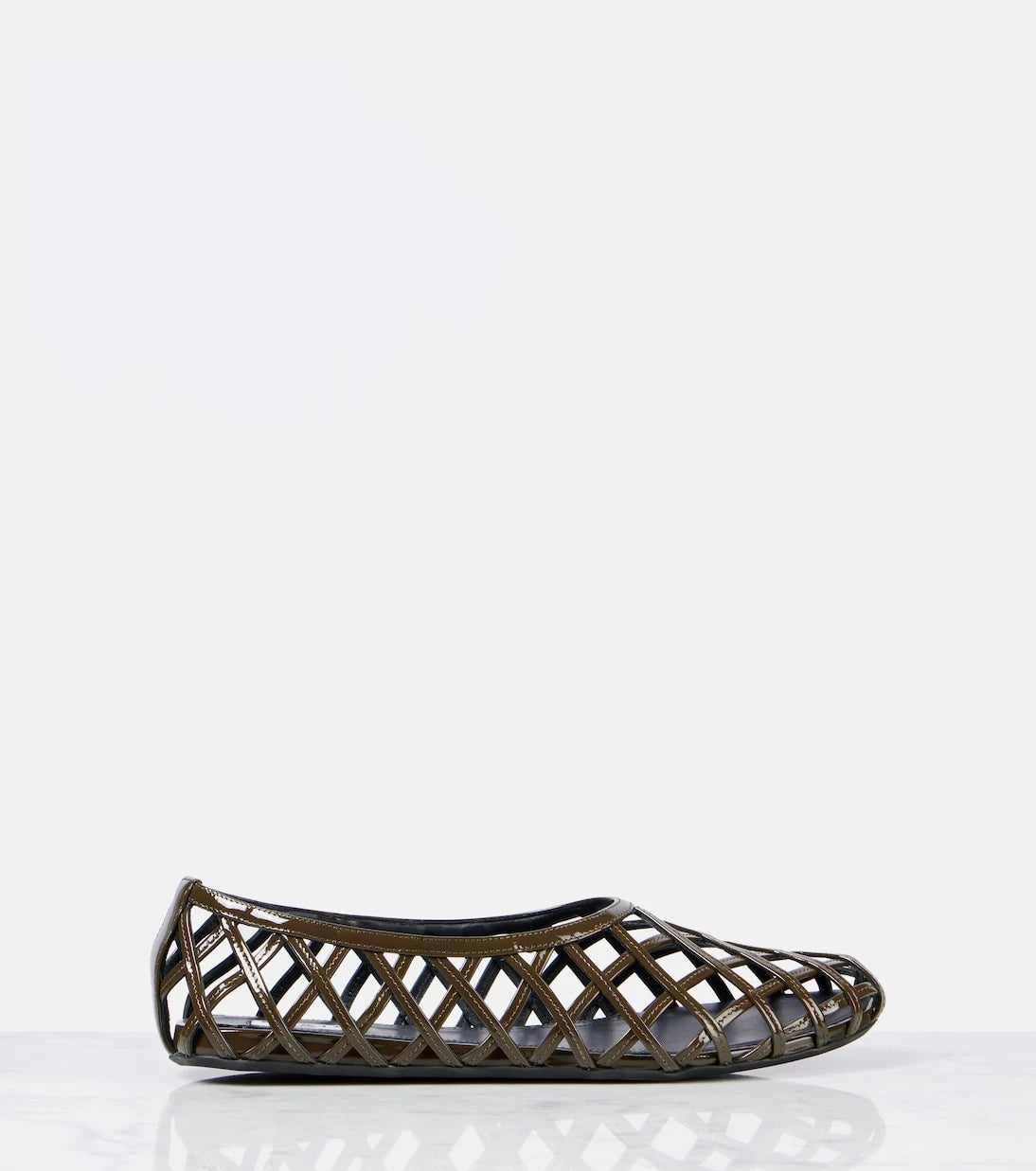 Alaïa - أحذية باليه جلدية بتصميم شبكي
