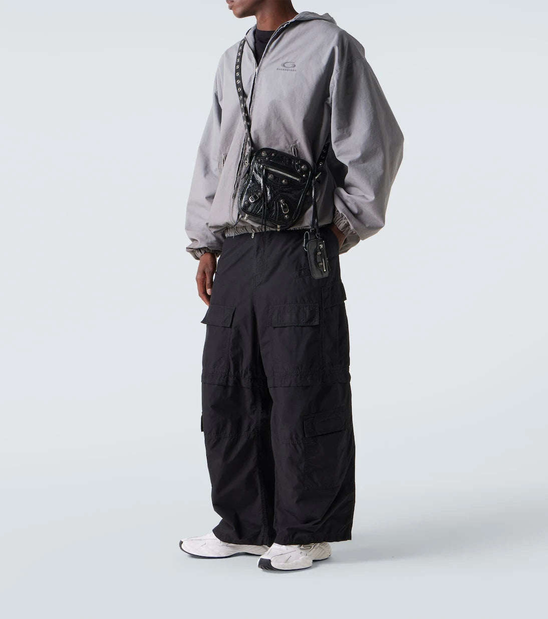 Balenciaga - حقيبة كروس بودي Le Cagole الجلدية