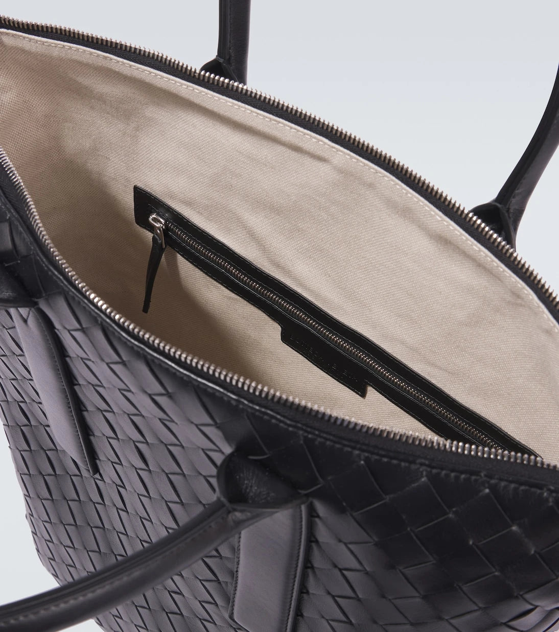 Bottega Veneta - حقيبة يد كلاسيكية من جلد إنترتشياتو