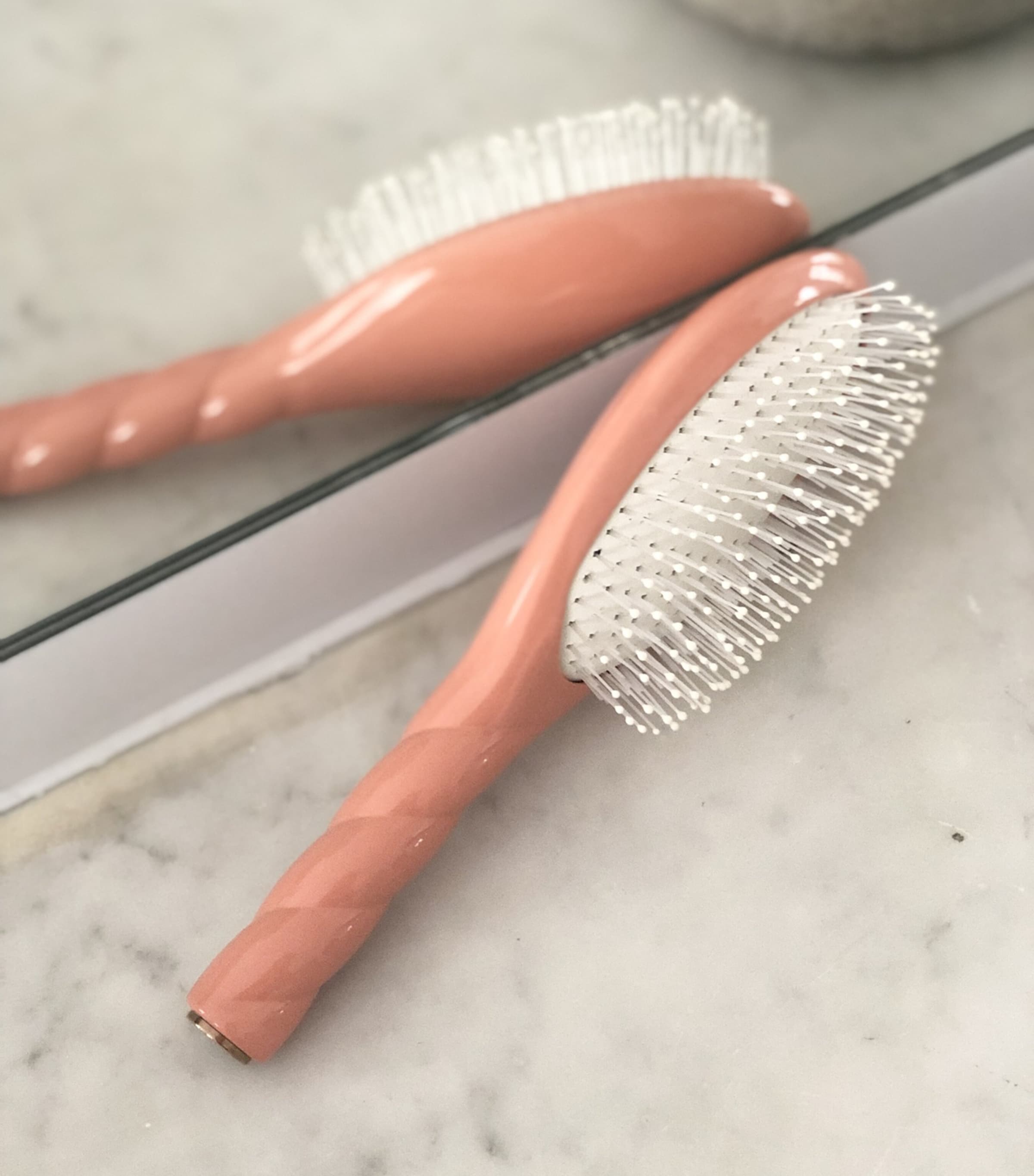 N.04 The Miracle Detangling Scalp Brush