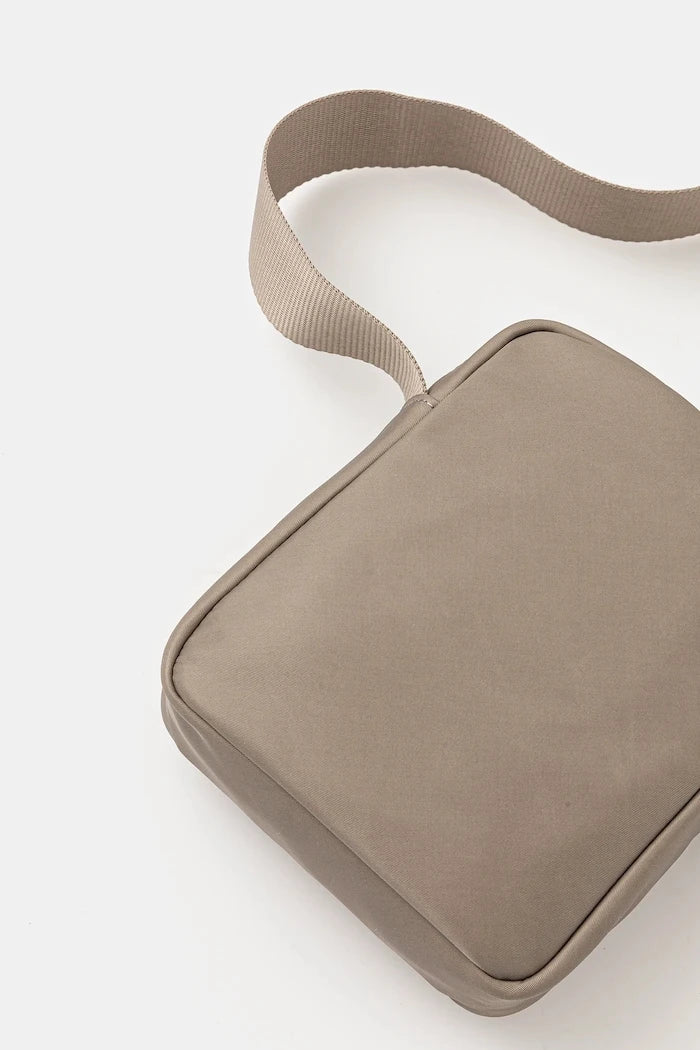 Чанта през рамо Calvin Klein