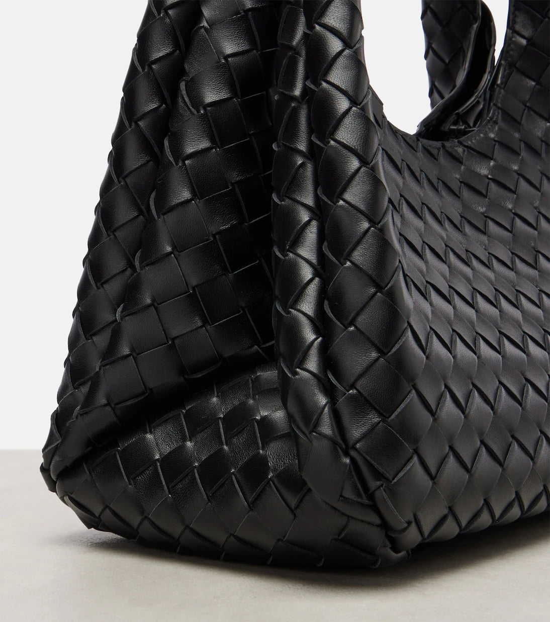 Bottega Veneta - حقيبة كتف كامبانا متوسطة من الجلد
