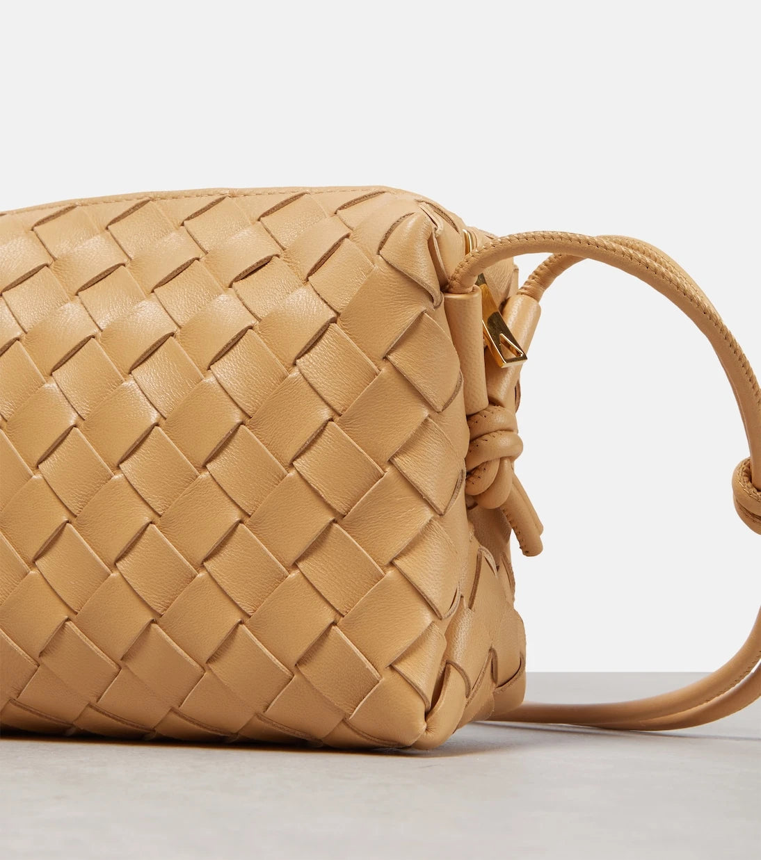 Bottega Veneta - حقيبة كاميرا Loop Mini من الجلد
