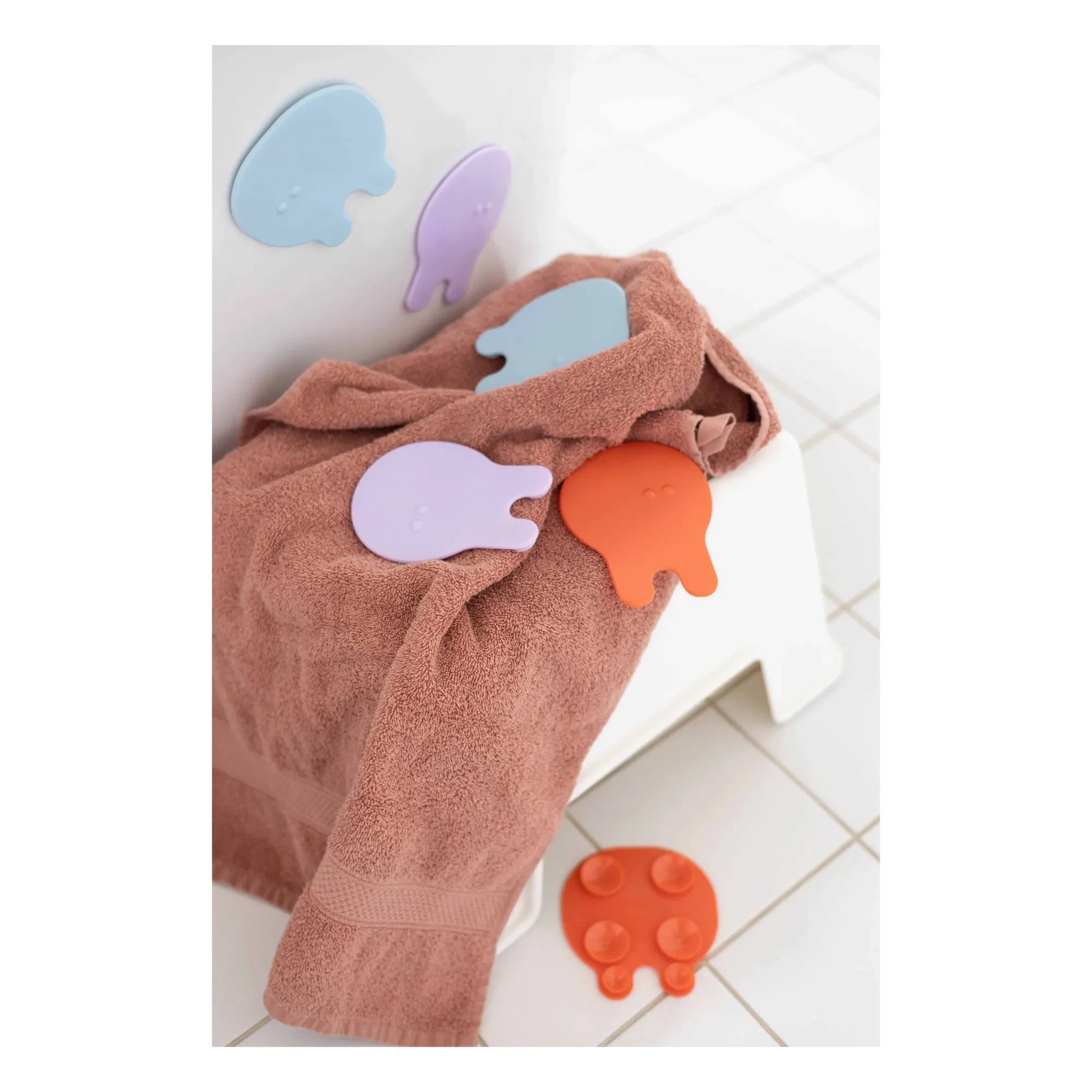 Quut - Grippi bath mats - Set of 8 | Coral