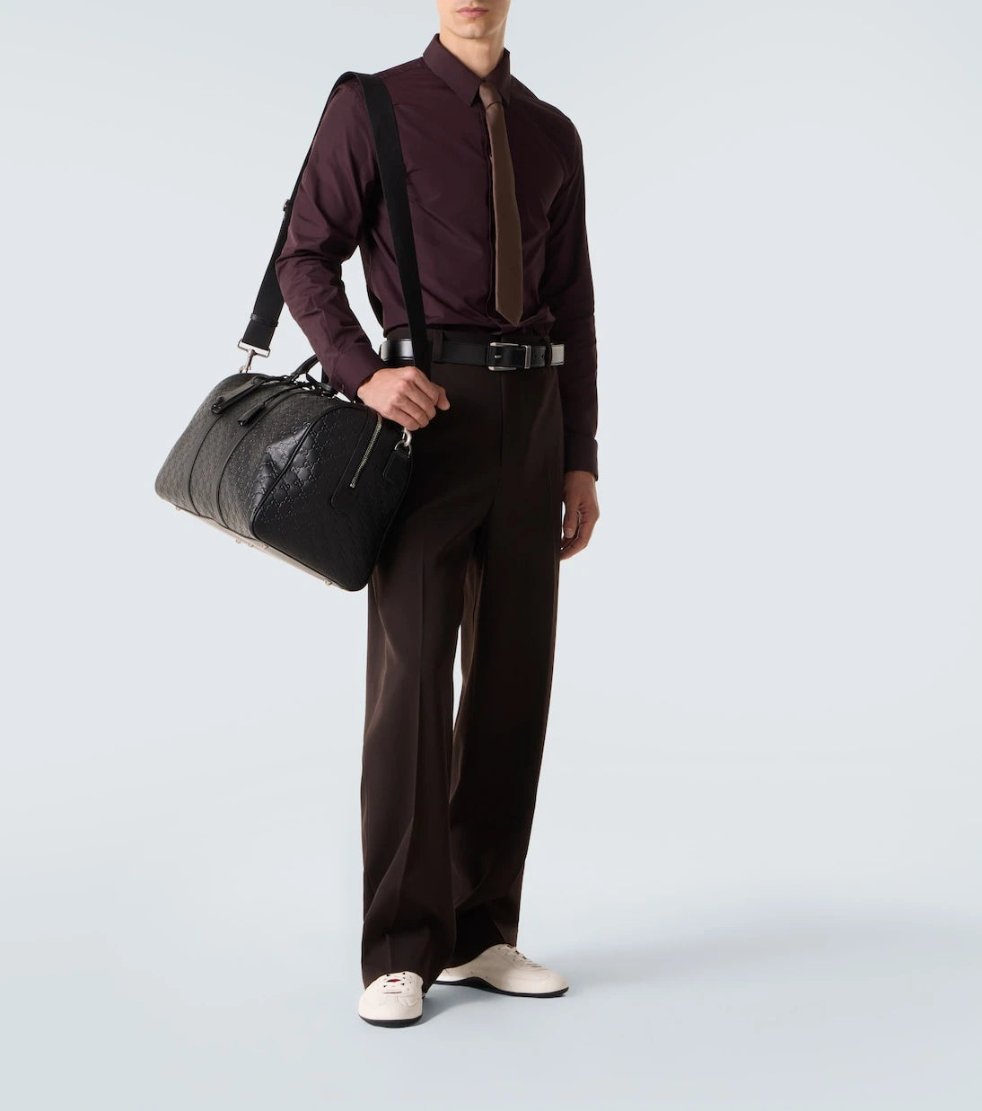 Gucci - حقيبة دافل متوسطة من الجلد بشعار GG