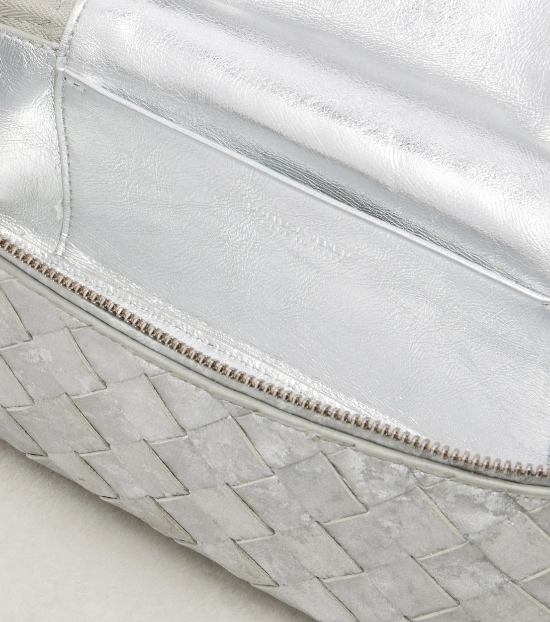 Bottega Veneta - حقيبة فانيتي بانغ بانغ من الجلد الميتالك