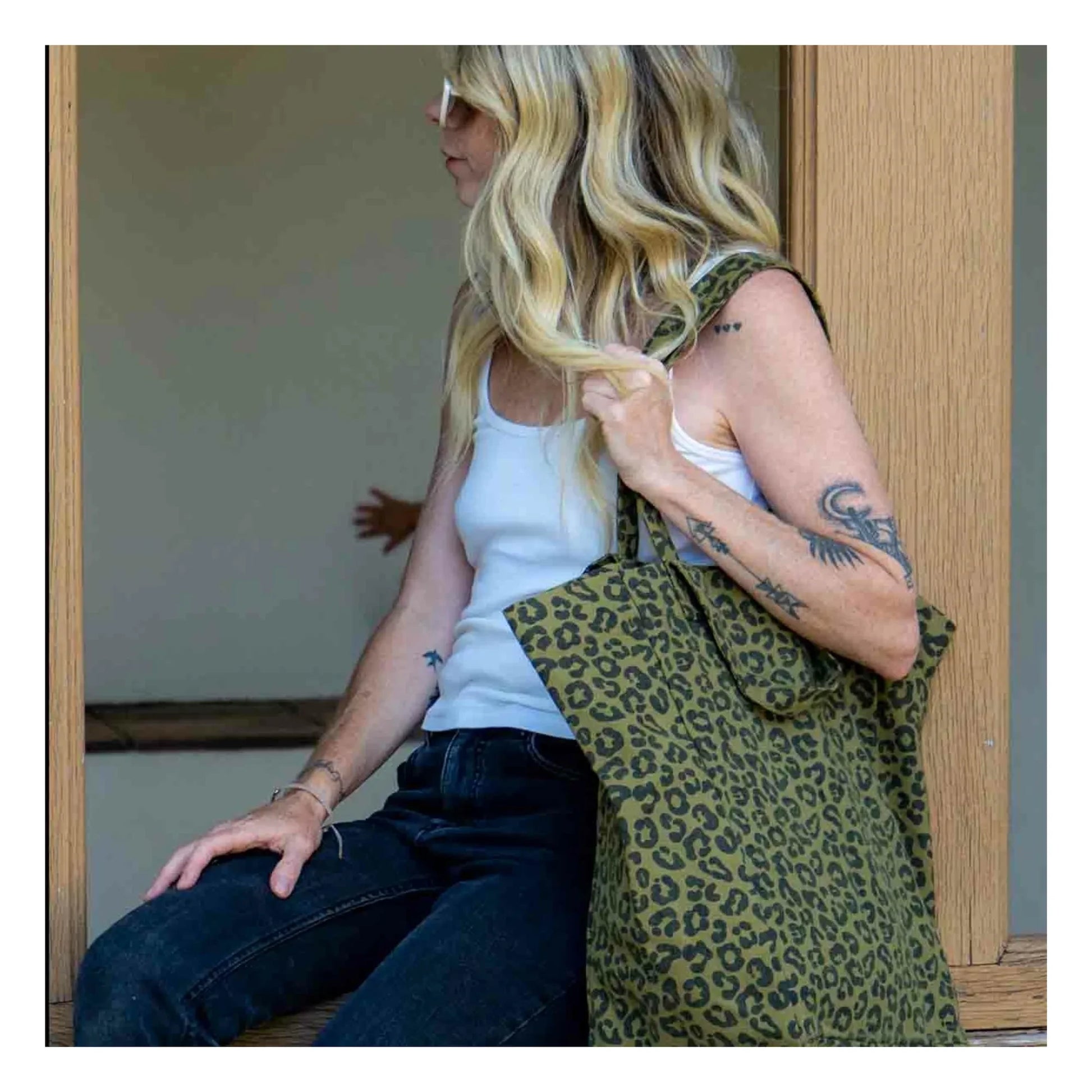 Rose in April - Elisabeth Graou tote bag | Olive