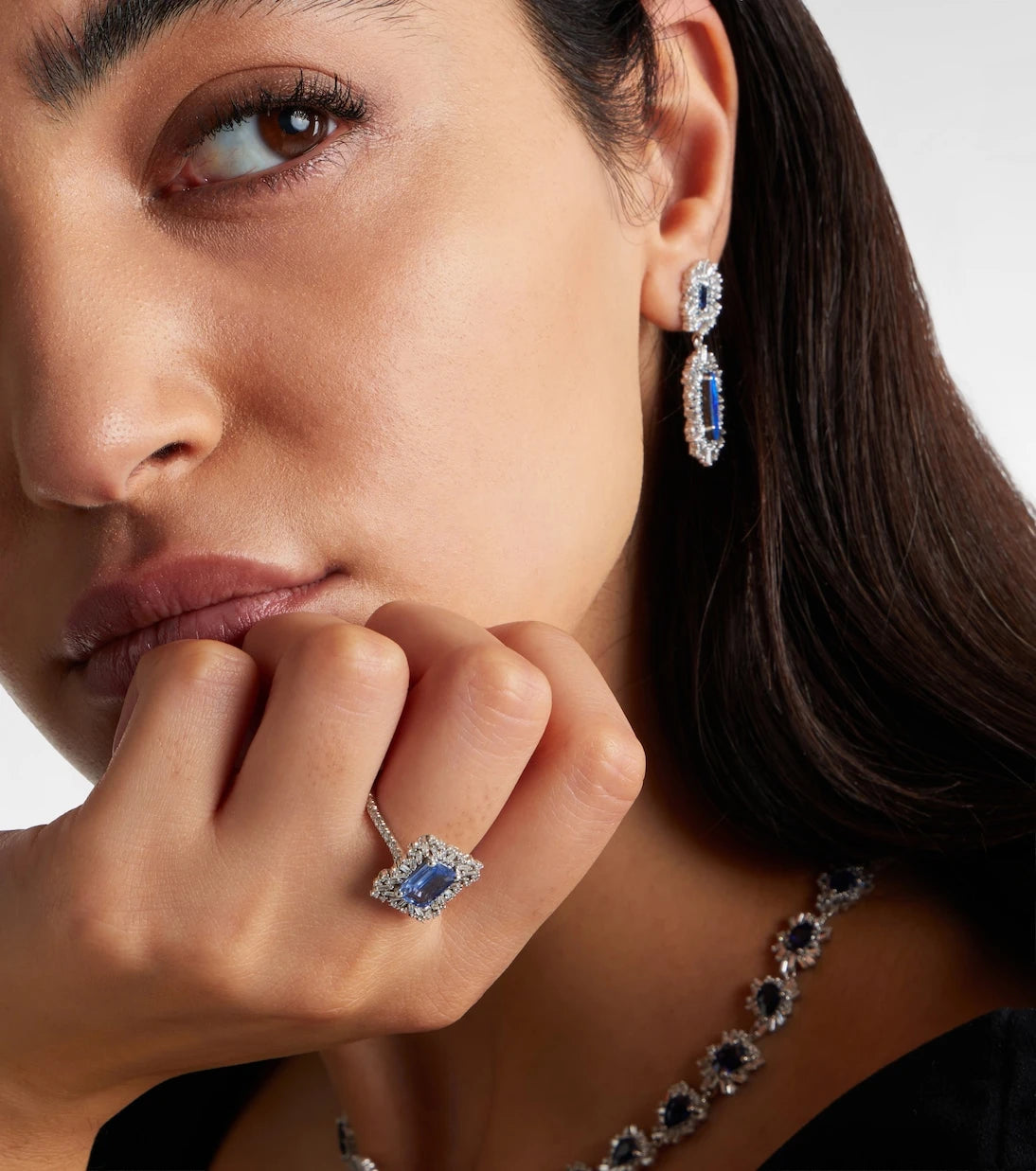 Suzanne Kalan - 18kt white gold ring with sapphires and diamonds