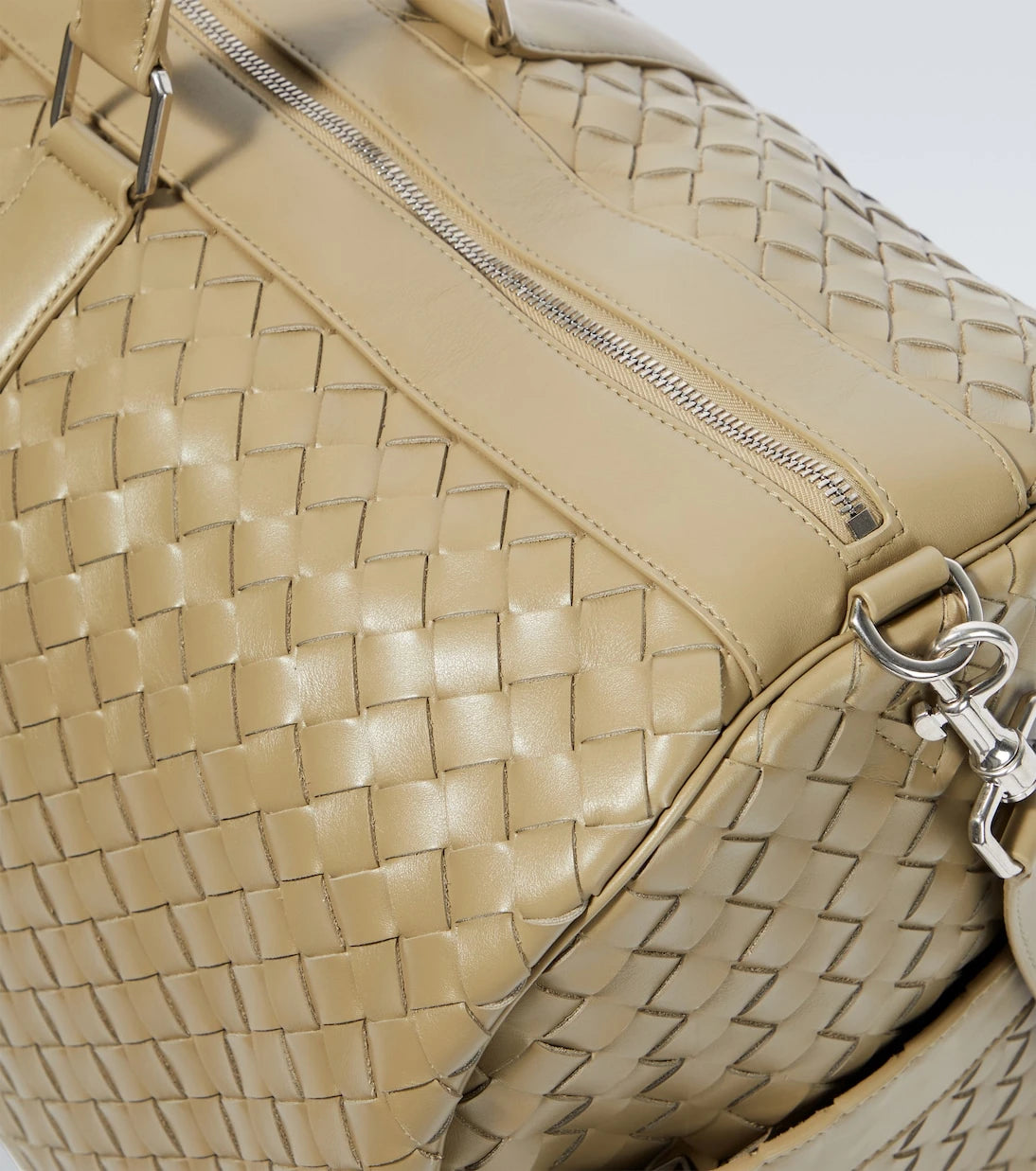 Bottega Veneta - حقيبة دفل كبيرة من جلد إنترتشياتو