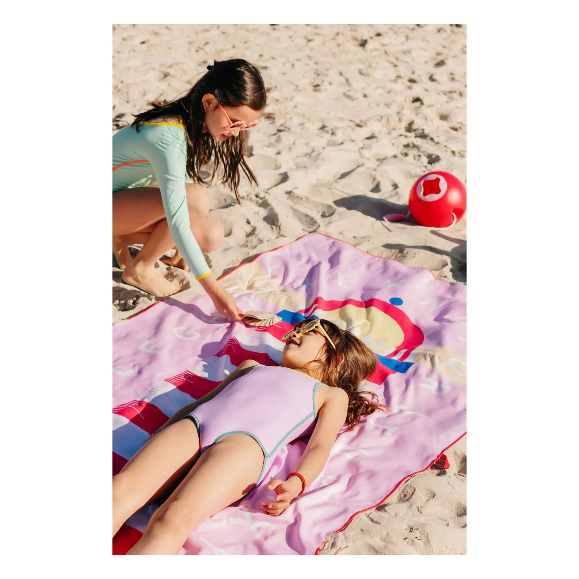 Quut - Phare Cœurs microfiber beach towel | Pink