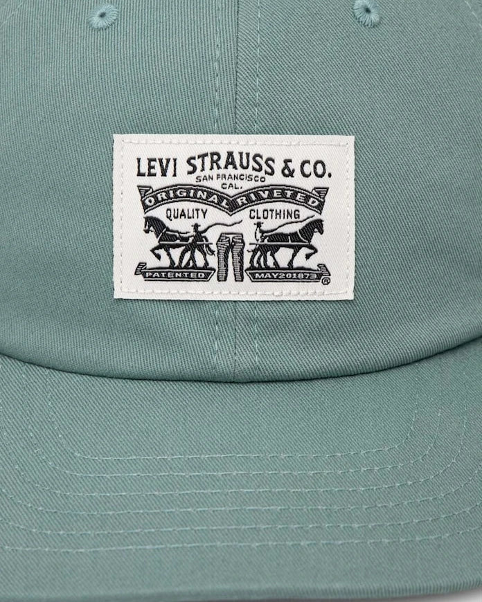 Памучна шапка с козирка Levi's