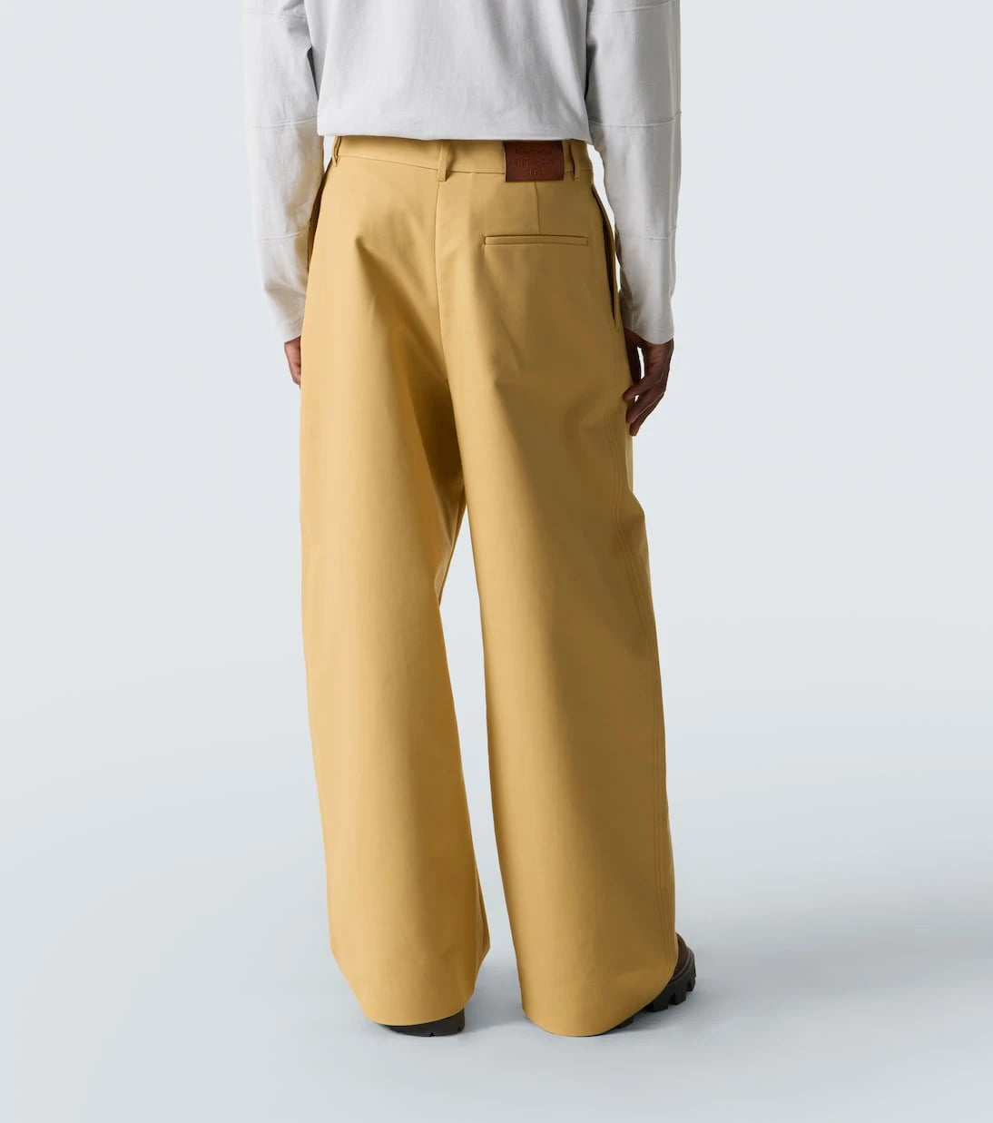 Acne Studios - بنطال واسع الساقين من القطن الساتان بخصر متوسط الارتفاع